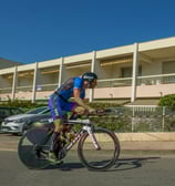 Triathlète en vélo après la natation
