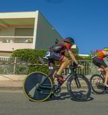 Départ des triathlètes pour le parcours en vélo