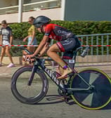 Cycliste termine la partie vélo du trhiathlon