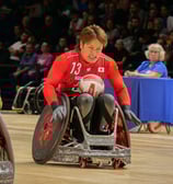 Joueur du japon qui sprint avec le ballon