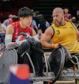 Joueurs japonais et canadiens qui se disputent le ballon