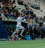 Joueur de Niort en l'air qui réalise un contrôle de balle