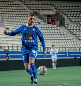 Défenseur de Versailles qui contrôle le ballon