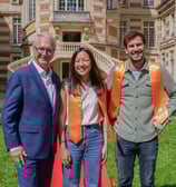 Deux hommes et une femme posent après la réception de leur trophée devant la mairie de Versailles