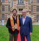 Deux hommes qui posent avec un trophée devant la mairie de Versailles