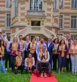 Promotion de lauréats Réseau Entreprendre Yvelines qui pose avec leurs trophées