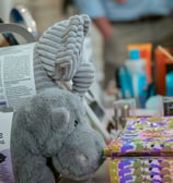 Gros plan sur le stand d'un lauréat avec des peluches