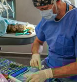 Le Dr Guzu sélectionne son matériel pour l'opération d'un chat