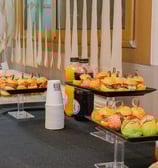 Le buffet avec les boissons et les petites bouchées à manger