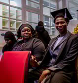 Un étudiant et sa mère sourient pendant la remise de diplômes