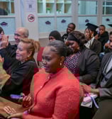 Toutes les personnes de la remise de diplômes qui assistent à la cérémonie et applaudissent
