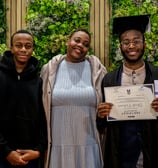 Un étudiant avec son diplôme accompagné de sa famille