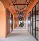 Diseño y construcción de áreas comunes en espacios corporativos.