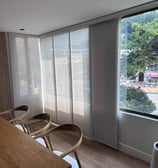 "Paneles japoneses elegantes y modernos, ideales para dividir espacios y controlar la luz con estilo