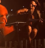 une femme qui joue de la guitare à coté d'une contrebasse