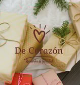 Regalo personalizado envuelto con estilo natural, ideal para ocasiones especiales, hecho a mano por 