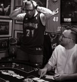 Žaidėjai prie profesionalaus pokerio stalo