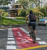 ciclista trafega em faixa exclusiva - Curitiba