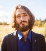 portrait du visage d'un homme barbu baigné dans le soleil