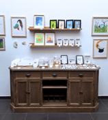 Meuble ancien en bois servant de présentoir avec des étagères murales