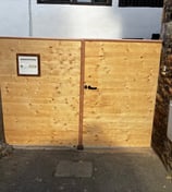 Porte de garage en bois faite par Laroux Menuiserie