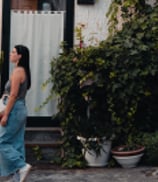 femme qui se ballade dans les rues du sud de l'Italie