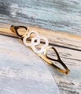 Bracelet coeurs enlacés en acier inoxydable a prix doux, cadeau idéal.