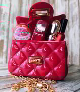 Mini sac beauté en PVC rouge garni de produits de maquillages