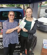 L'autrice et l'illustratrice du livre jeunesse Marie n'a pas d'amis devant leur stand
