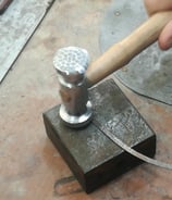 orfebre trabajando plata