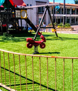 pasto sintetico en un area de juegos infantil