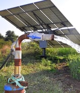 imagem de uma bomba solar soltando agua