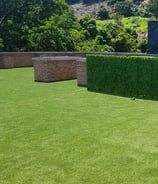 Área de juegos infantil con pasto artificial seguro y suave