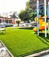 pasto sintetico en un area verde para niños