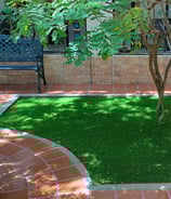 Patio trasero con pasto sintético de alta calidad