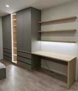 系統衣櫃搭配原木色書+隱形層架