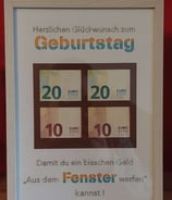 Geburtstagsgrußkarte mit Geldscheinen im Fenster