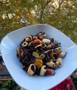 Riso venere nero ai frutti di mare, pomodorini e olive.