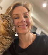 Bea, die Katzenflüsterin, bei liebevoller Betreuung einer Katze in Kronberg mein-katzensitter.de