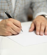 une assistante administrative virtuelle aide les particuliers dans démarches, dossier d'aide et SCI
