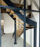 Escalier sur mesure en métal et bois avec verrière intérieure, fabrication artisanale par un métallier ferronnier à Toulouse