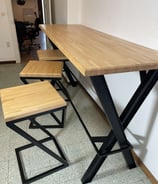 Table haute avec tabourets assortis en bois et piètement en métal noir, mobilier sur mesure design réalisé par un métallier f