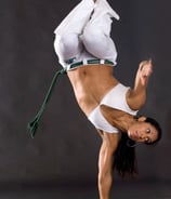 donna che esegue una acrobazia di capoeira