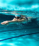 donna che nuota in piscina olimpionica 