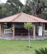 Construção de restaurantes e áreas comerciais com estrutura moderna.