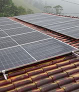 Telhado equipado com módulos fotovoltaicos para geração de energia solar residencial.