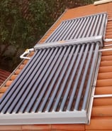 Coletores solares térmicos para aquecimento de água em telhado residencial.