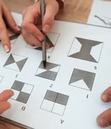 Foto de exemplo de teste psicológico de inteligência, especialidade da psicóloga Laura Maria.
