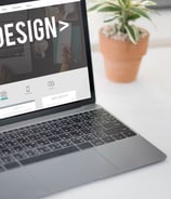 Design moderno di un sito web visualizzato su un computer portatile