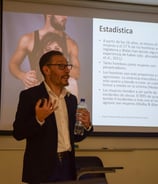 Un expositor de bystander explica en un taller el problema del hostigamiento sexual en la UPCH 
